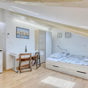 Apartman Light In, Póla